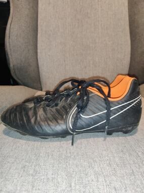 Nike Tiempo Soccer Cleats Youth Size 4 Black